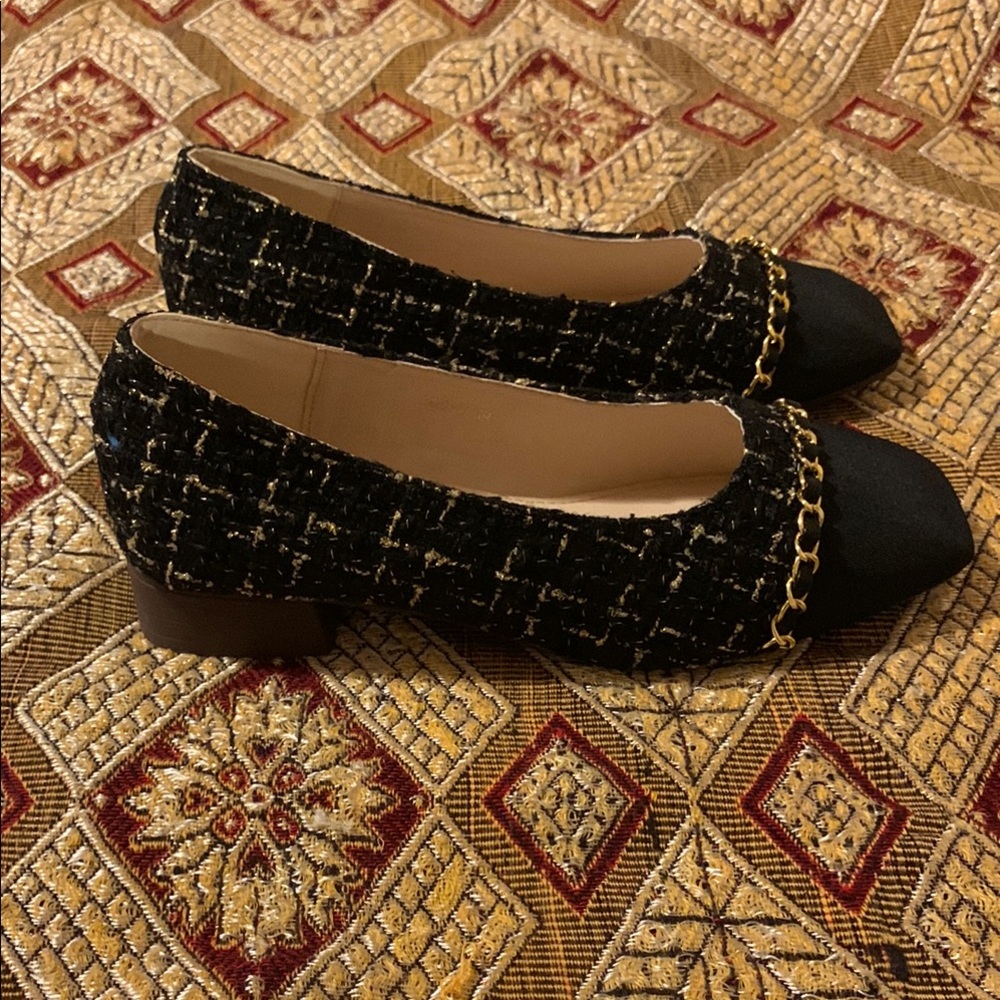 NIB Elegant Black and Gold Tweed Flats with Chain Trim - Picture 4 of 7